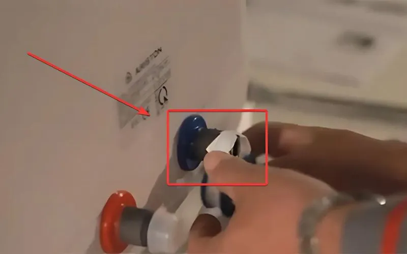 Quấn băng keo ren quanh đường nước vào của máy nước nóng gián tiếp