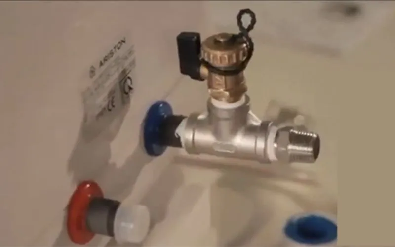 Lắp van xả nước vào đường nước vào của máy nước nóng gián tiếp Ariston