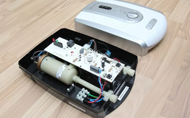 Tháo mặt trước máy nước nóng trực tiếp Ariston cẩn thận trước khi lắp đặt