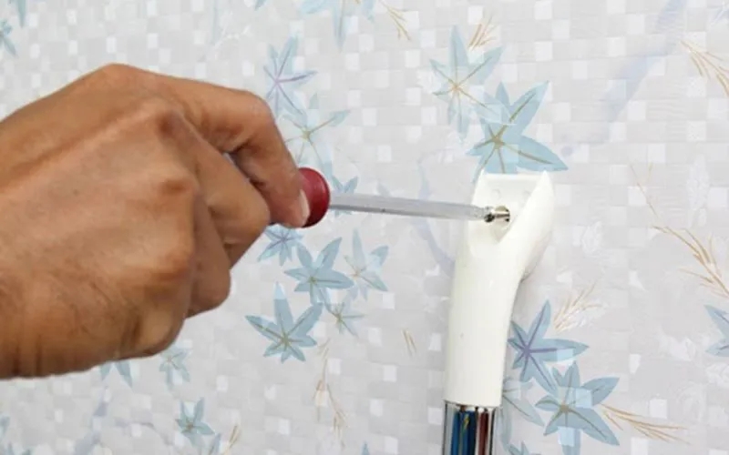 Khoan và cố định thanh trượt vòi sen và CB điện đúng vị trí