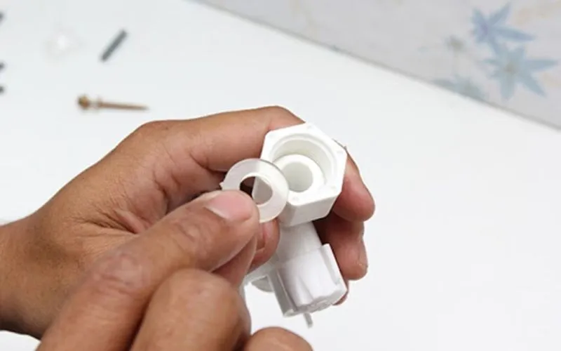 Lắp đặt van 3 trong 1 vào đường nước vào của máy nước nóng Ariston