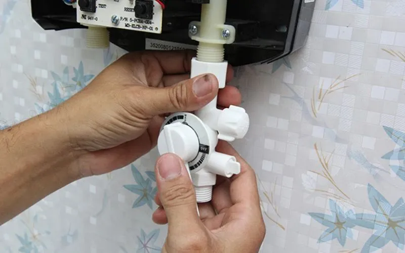 Kết nối dây cấp nước và tay sen vào máy nước nóng trực tiếp Ariston