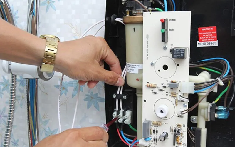 Đấu nối dây điện pha, trung tính và tiếp địa an toàn vào máy nước nóng