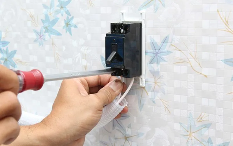 Kết nối bình nóng lạnh Ariston với CB điện bảo vệ quá tải