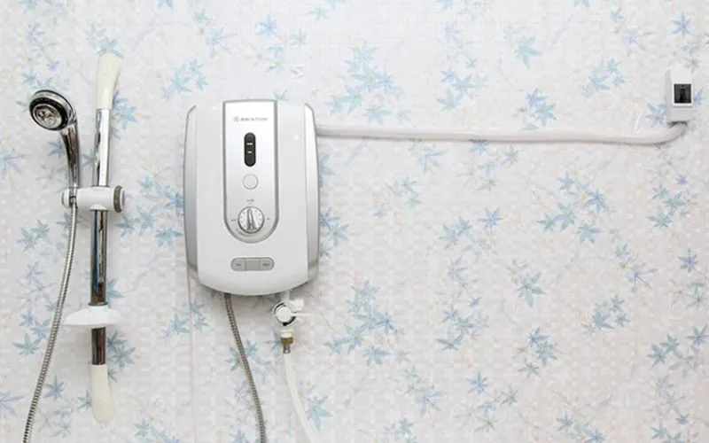 Hoàn tất lắp lại mặt trước và kiểm tra các nút điều chỉnh của máy nước nóng