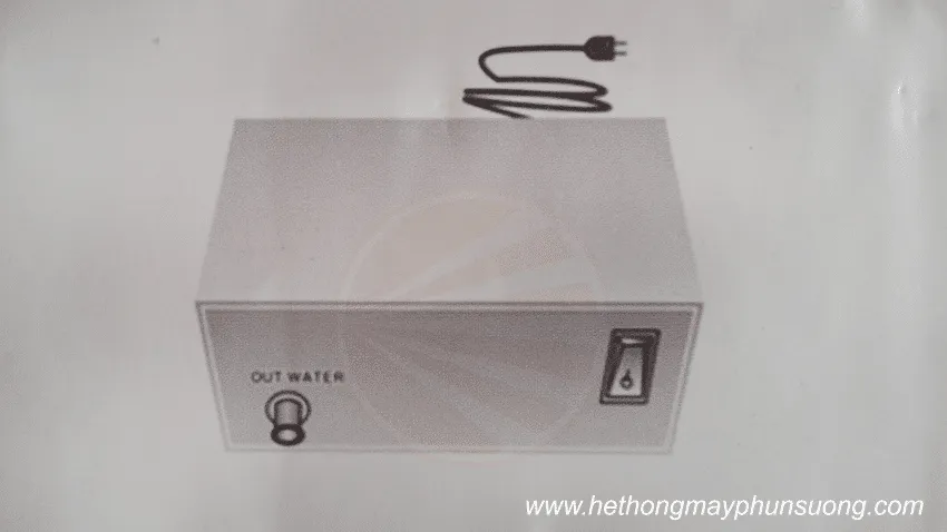 Minh họa chi tiết đầu ra nước từ máy bơm phun sương, hướng dẫn kết nối ống dẫn để hoàn thiện hệ thống cách lắp đặt máy phun sương làm mát.