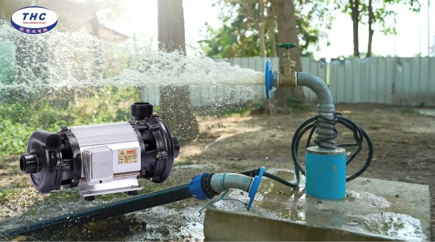 Hình ảnh minh họa các phụ kiện và quy trình lắp đặt, nhấn mạnh tính chính xác và an toàn trong mọi thao tác cơ khí, đặc biệt là cách lắp đầu máy khoan.