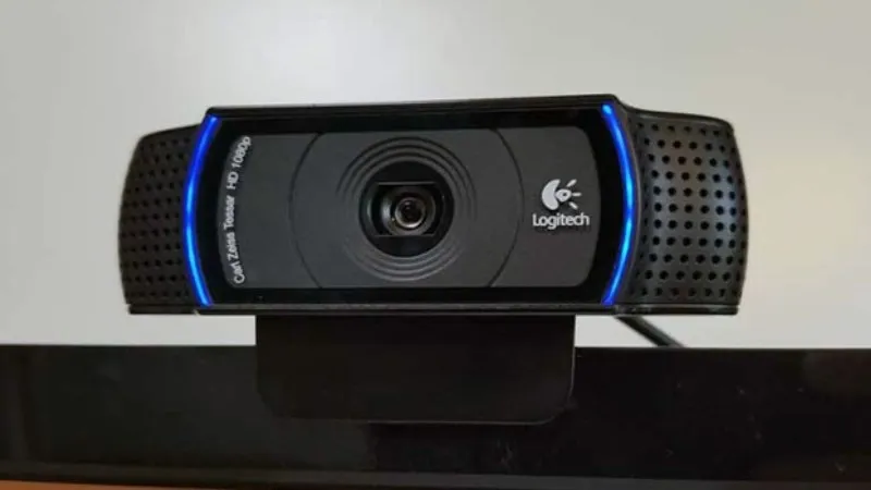 Đặt webcam độc lập trên bề mặt phẳng như một chồng sách để tối ưu góc quay video trên máy tính.