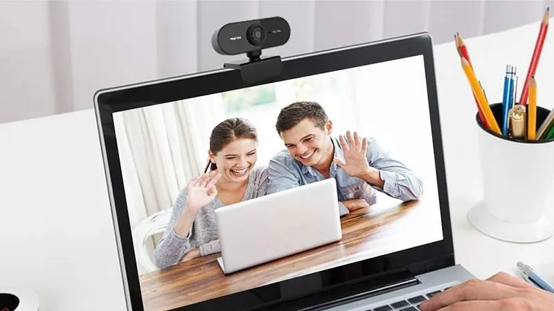 Gắn webcam lên cạnh trên màn hình để có góc quay trực diện, thuận tiện cho việc thực hiện các cuộc gọi video.