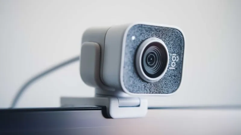Vị trí của webcam tích hợp trên màn hình laptop, cho thấy thiết bị đã được lắp sẵn trong máy tính xách tay.