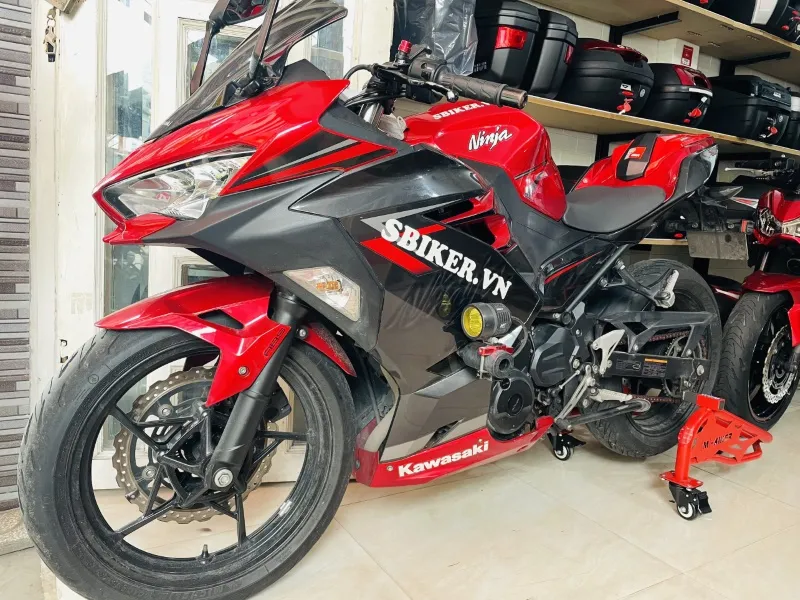 Sơ đồ hướng dẫn cách lắp đèn trợ sáng cho xe máy với relay và cầu chì bảo vệ.