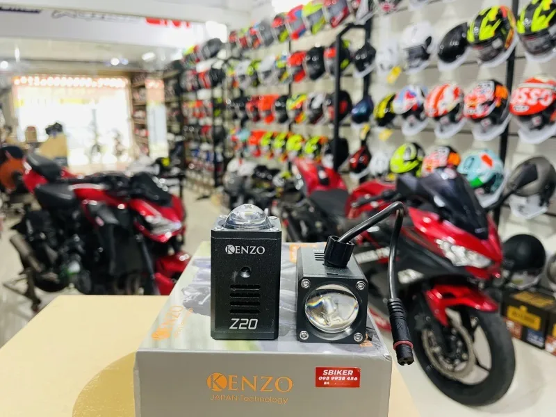 Kỹ thuật viên đang kiểm tra sau khi hoàn thành cách lắp đèn trợ sáng xe máy