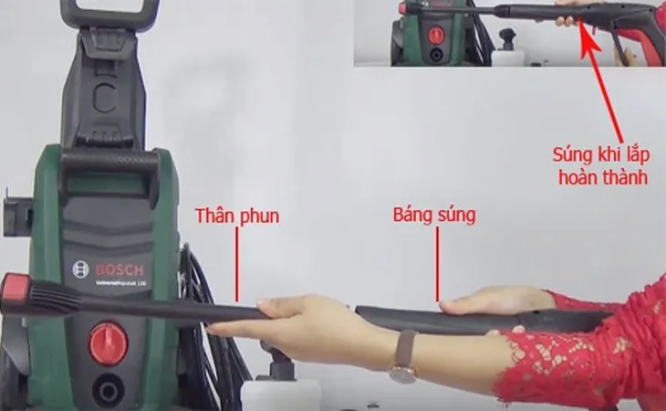 Lắp đặt súng phun và các đầu phun chuyên dụng cho máy rửa xe Bosch theo đúng thứ tự, đảm bảo khớp nối chắc chắn để sử dụng máy an toàn.