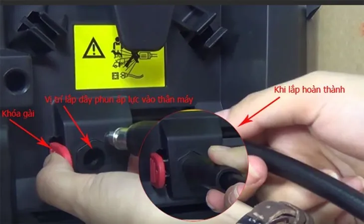 Kết nối dây phun áp lực cao vào báng súng của máy rửa xe Bosch, đảm bảo khớp nối an toàn và không rò rỉ nước, hoàn thiện bước lắp đặt cơ bản.