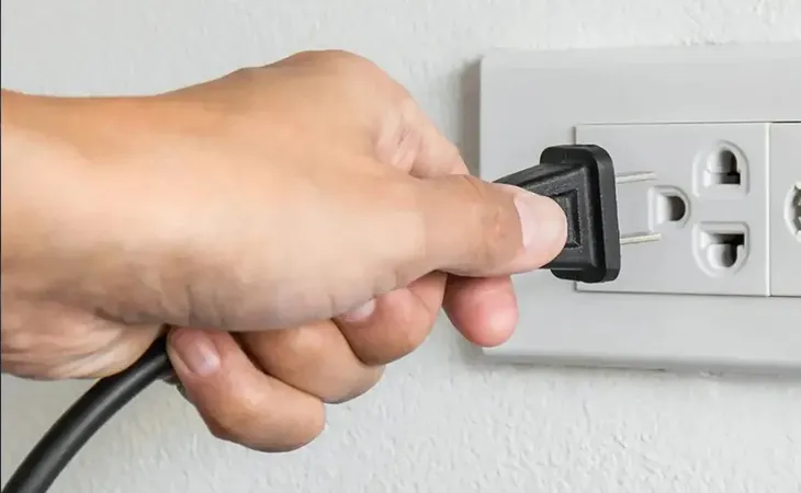 Cắm dây điện của máy rửa xe Bosch vào nguồn điện 220V, là bước đầu tiên để khởi động và bắt đầu sử dụng thiết bị an toàn.