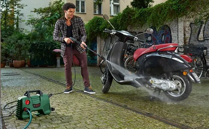 Điều chỉnh áp lực và kiểu phun nước bằng cách xoay núm vặn trên đầu phun, tối ưu hóa quá trình làm sạch với máy rửa xe Bosch.