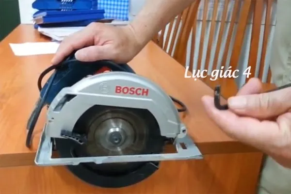 Xác định chiều quay và tháo trục vít lưỡi cắt máy cầm tay