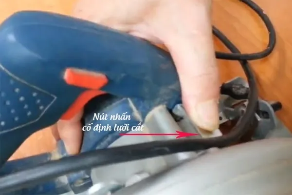 Cố định lưỡi cắt bằng nút khóa để tháo vít an toàn