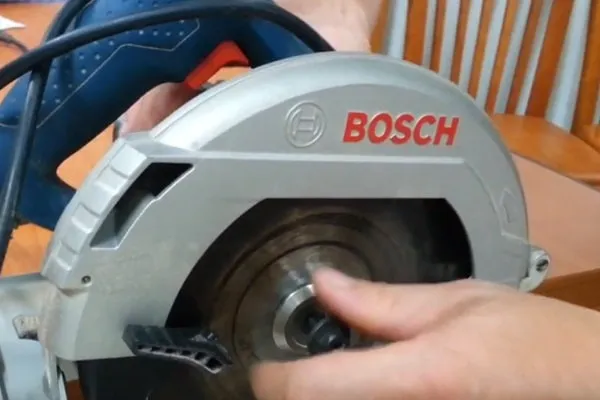 Tháo rời trục vít và các chi tiết giữ lưỡi máy cắt cầm tay