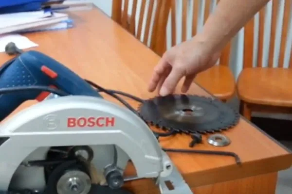 Quy trình lắp đĩa cắt mới vào máy cắt cầm tay