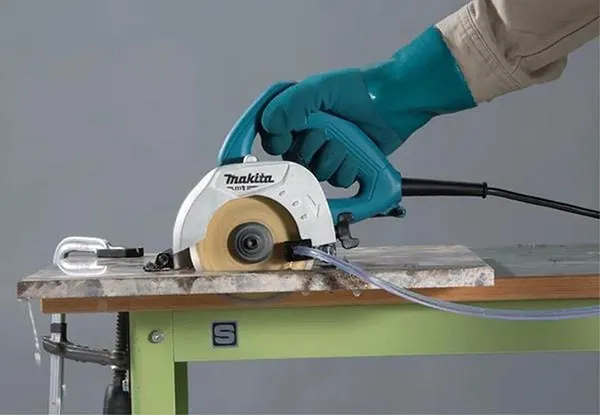 Máy cắt gạch cầm tay Makita M0401B phù hợp cho công việc cơ bản