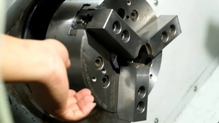 Hướng dẫn bảo dưỡng định kỳ mâm cặp máy tiện để đảm bảo tuổi thọ và hiệu suất