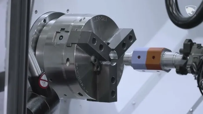 Thực hiện chạy thử máy tiện ở tốc độ thấp để kiểm tra mâm cặp sau khi lắp