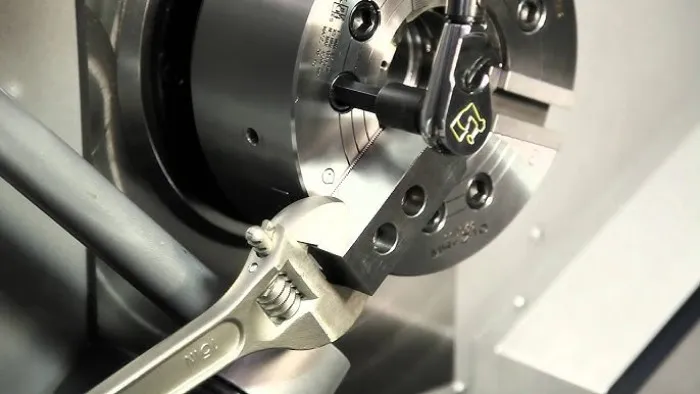 Các dụng cụ cần thiết để lắp mâm cặp máy tiện an toàn và chính xác