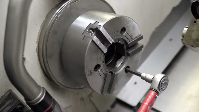 Kiểm tra an toàn và tắt nguồn điện máy tiện trước khi lắp đặt mâm cặp