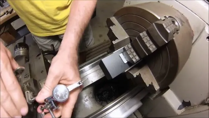 Kỹ thuật viên đang siết bu lông mâm cặp mặt bích trên trục chính máy tiện