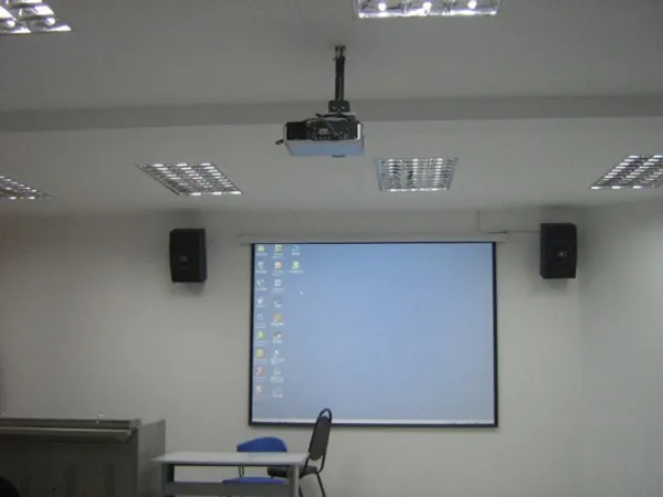 Xác định vị trí và khoảng cách lắp đặt màn hình máy chiếu