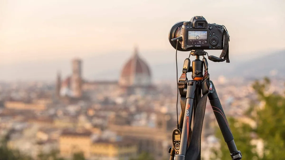 Cận cảnh máy ảnh được lắp đặt chắc chắn trên chân máy tripod, đảm bảo sự ổn định cho ảnh chụp