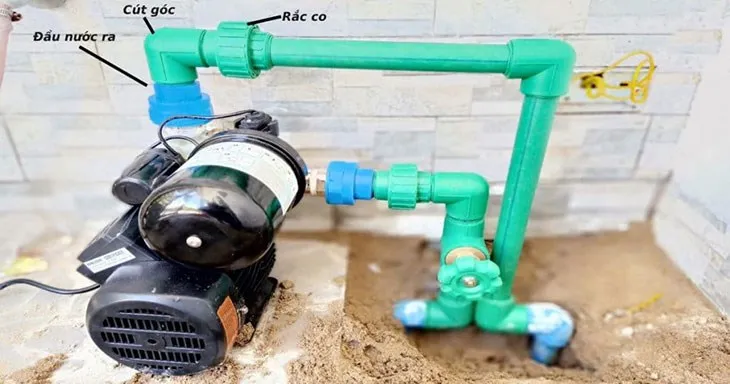 Bạn cần chuẩn bị các phụ kiện như: rắc co, cút góc, dây đan, băng tan,... để lắp đặt máy bơm nước giếng khoan