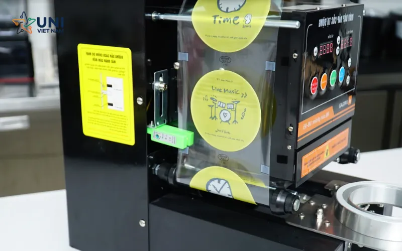 Mắt cảm biến màu xanh trên máy dập cốc giúp căn chỉnh vị trí màng dập chính xác