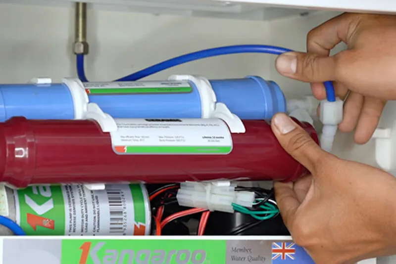 Lắp dây dẫn nước vào các lõi bổ sung khoáng chất cho máy lọc nước gia đình