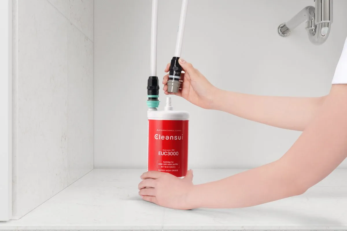 Quy trình thay thế lõi lọc đơn giản cho máy lọc nước dưới bồn rửa, minh họa việc bảo trì dễ dàng sau khi thực hiện cách lắp máy lọc nước dưới chậu rửa.