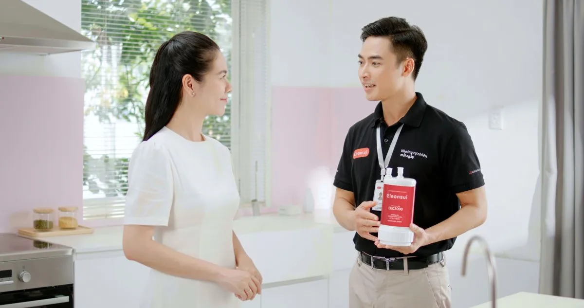 Đội ngũ kỹ thuật viên chuyên nghiệp đang hướng dẫn lắp đặt máy lọc nước dưới bồn rửa, nhấn mạnh tầm quan trọng của dịch vụ chuyên môn khi thực hiện cách lắp máy lọc nước dưới chậu rửa.