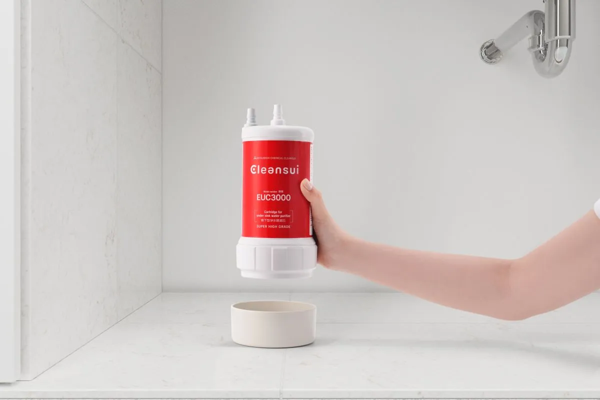 Hướng dẫn về việc thay thế lõi lọc định kỳ, yếu tố then chốt để duy trì hiệu suất lọc cao sau khi hoàn tất cách lắp máy lọc nước dưới chậu rửa.