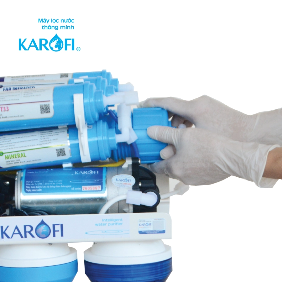 Vặn chặt nắp vỏ màng RO của máy lọc nước Karofi để tránh rò rỉ