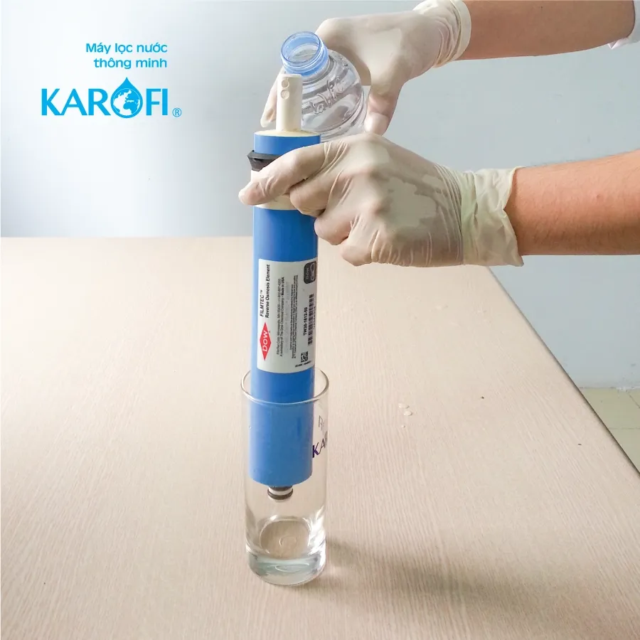 Thấm màng lọc RO bằng nước tinh khiết