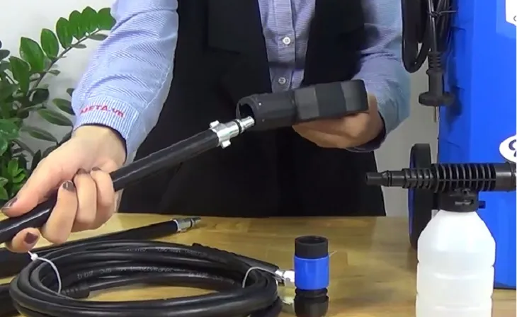 Người phụ nữ đang rửa xe máy bằng máy rửa xe gia đình, minh họa cách lắp máy rửa xe hiệu quả