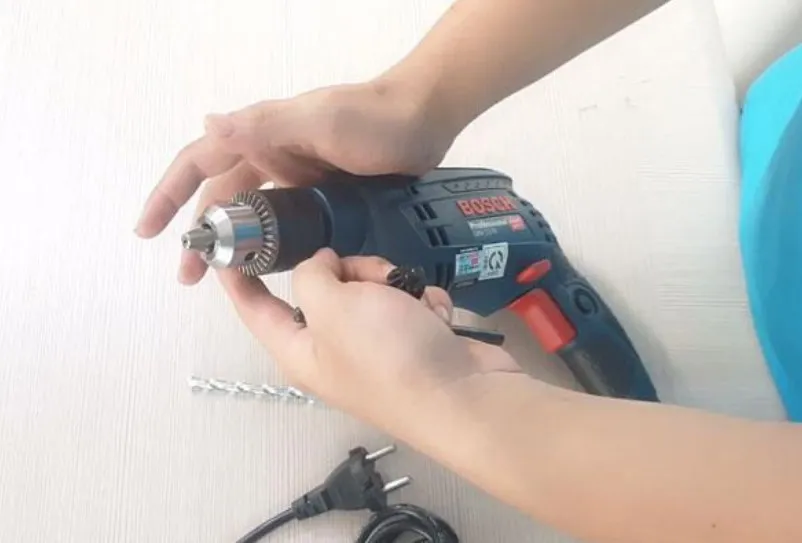 Các bước lắp mũi khoan cầm tay an toàn với đầu kẹp có khóa