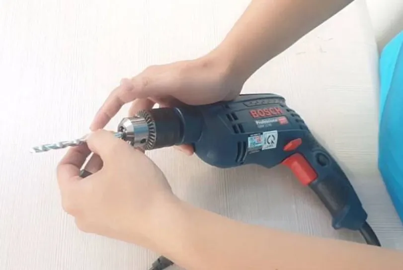 Cách lắp mũi khoan cầm tay vào tâm đầu kẹp