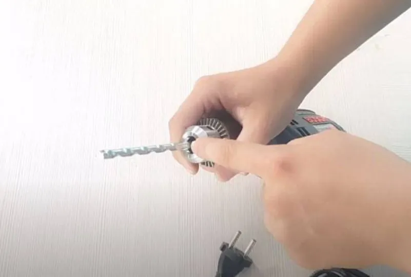 Kiểm tra và đảm bảo an toàn sau khi lắp mũi khoan cầm tay