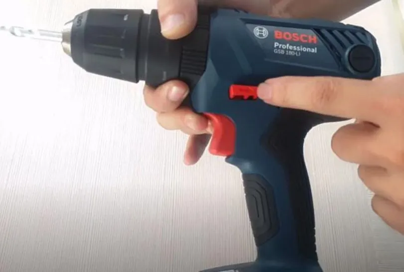 Các bước lắp mũi khoan cầm tay với đầu kẹp tự động