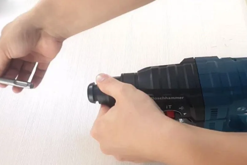 Tháo rời mũi khoan cầm tay SDS sau khi nhả khóa