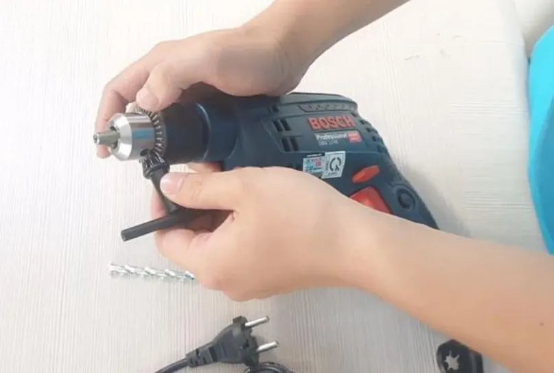 Cách lắp mũi đục bê tông