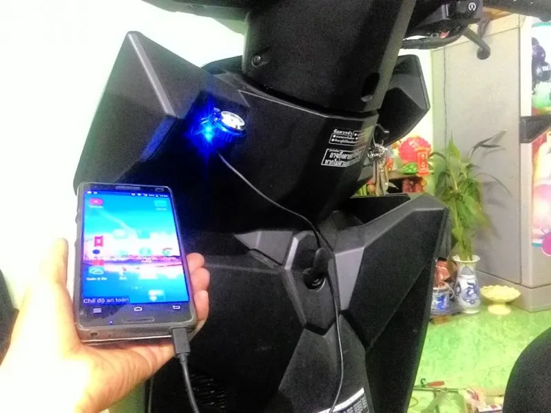 Bộ sạc điện thoại trên xe máy tích hợp đồng hồ Rizoma hiển thị thời gian