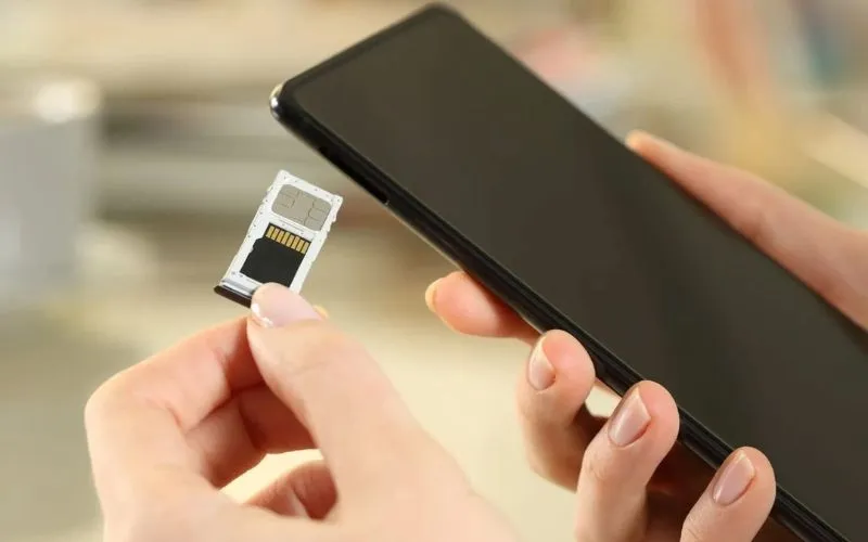 Hình ảnh tổng quan về các loại SIM điện thoại và khay SIM, minh họa cách lắp sim vào máy Samsung một cách chuẩn xác