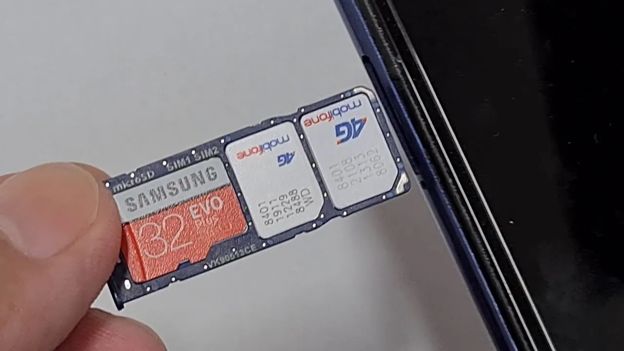 Kiểm tra khay SIM và thẻ nhớ sau khi thực hiện cách lắp sim máy samsung